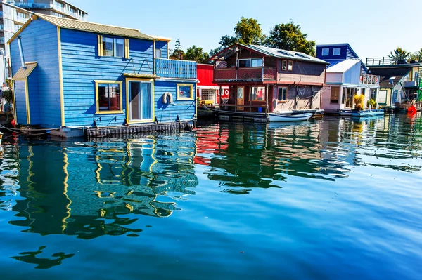 Pływający dom wsi niebieski czerwony brązowy Houseboats rybaka Wha — Zdjęcie stockowe