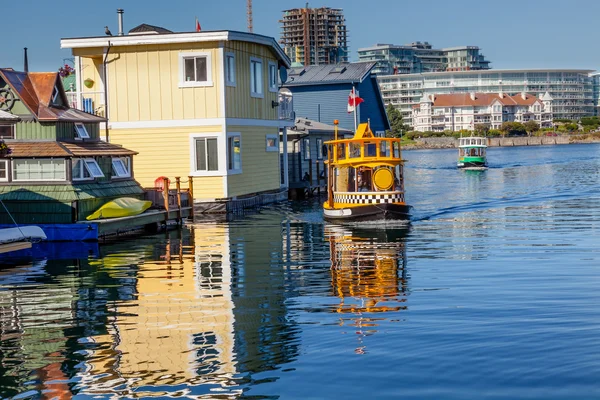 Pływający dom wieś woda taksówki niebieski Houseboats rybak Wh — Zdjęcie stockowe