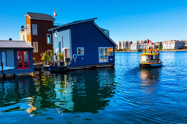 Schwimmendes Heimatdorf Wasser Taxi blaue Hausboote Fischer wha — Stockfoto