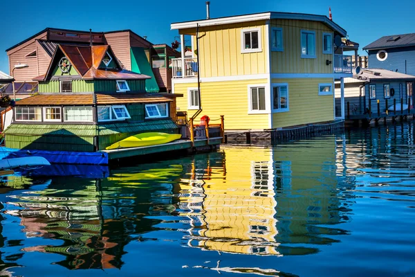 Plovoucí domů vesnice žlutá hnědá obytné čtvrti Fisherman's Wharf — Stock fotografie