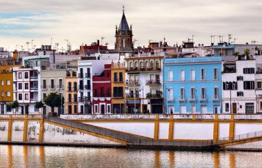 Aziz Peter Kilisesi cityscape nehir guadalquivr sabah seville bir