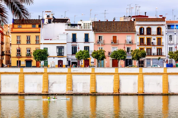 Casas Tiendas Restaurantes Paisaje urbano Barcos Río Guadalquivr Morn —  Fotos de Stock