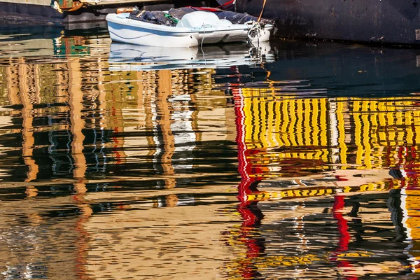 Yüzen ev köy yüzen beyaz tekne yansıma iç har — Stok fotoğraf