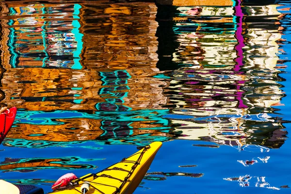 Casa flotante Pueblo Rojo Azul Kayaks Azul Reflexión Casa flotante — Foto de Stock