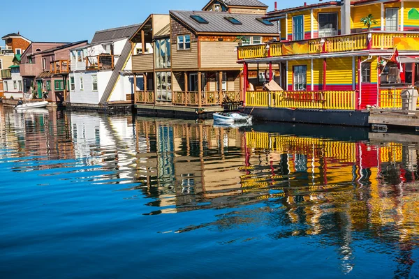 Schwimmendes Heimatdorf gelb braune Hausboote Fischersteg — Stockfoto