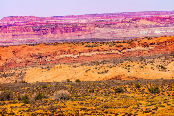 Deserto pintado terras de grama amarela Laranja arenito vermelho Moab Faul — Fotografia de Stock