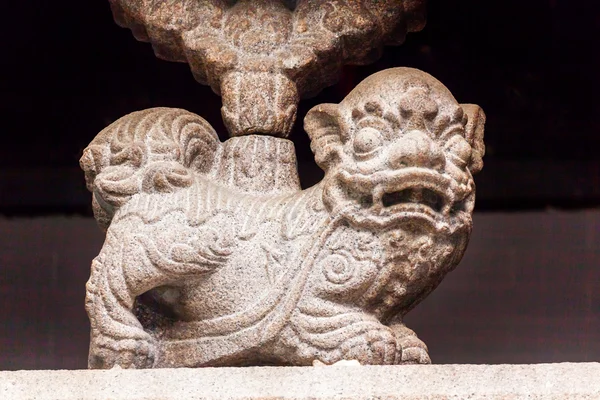 Stone Lion Decoración Fuera del Templo de Man Mo Hong Kong —  Fotos de Stock