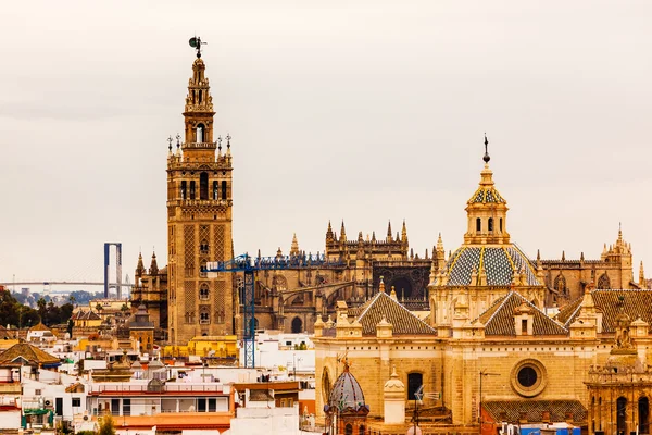 Giralda bell toren kathedraal van saint mary van de stoel Thermaltake chur — Stockfoto