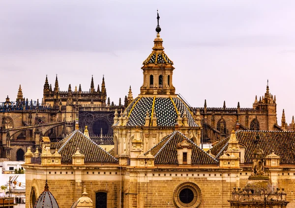 Kyrkan i el salvador Andalusien Sevilla Spanien under stormig himmel — Stockfoto