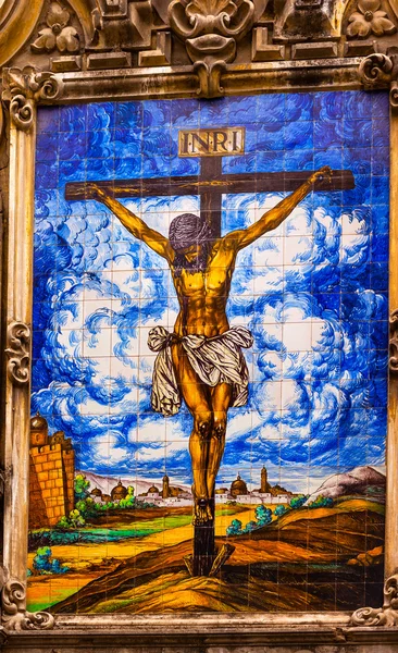 Christus kruisiging op grensoverschrijdende keramische straat mosaic Sevilla Spanje — Stockfoto