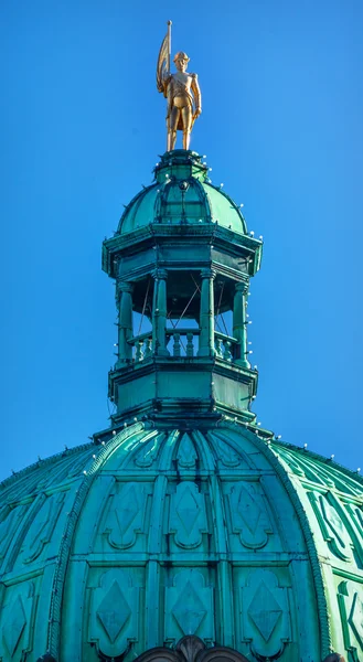 Golden Vancouver Statue Provincial Capital Legislative Buildiing — Stock Photo, Image