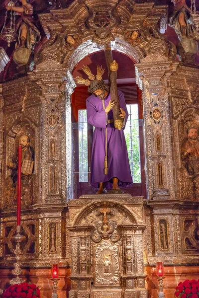 Basilika Jesusstatue mit Kreuz Kirche el salvador seville a — Stockfoto