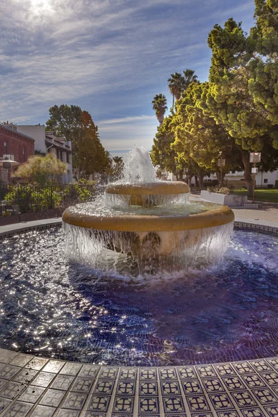 Duże meksykańskie płytki fontanna światło słoneczne ventura w Kalifornii — Zdjęcie stockowe