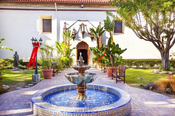 Mexicaanse tegel fontein serra standbeeld tuin missie san buenaventu — Stockfoto