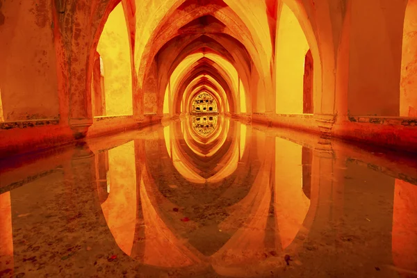 浴巴尼奥斯的唐娜玛丽亚 · 德帕迪拉阿尔卡皇家宫殿 sevill — 图库照片