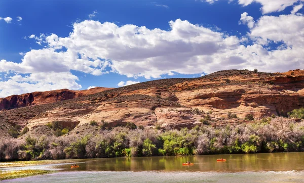 Barche arancioni Colorado River Rock Canyon riflessione erba verde O — Foto Stock