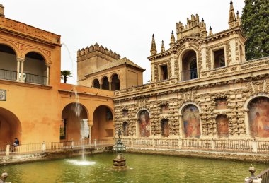 Çeşme heykel mozaik köşk Bahçe alcazar Kraliyet Sarayı sev