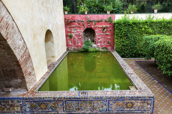 Πράσινη δεξαμενή αντανάκλαση μωσαϊκό τοίχων κήπων Αλκαζάρ βασιλικό παλάτι se — Φωτογραφία Αρχείου