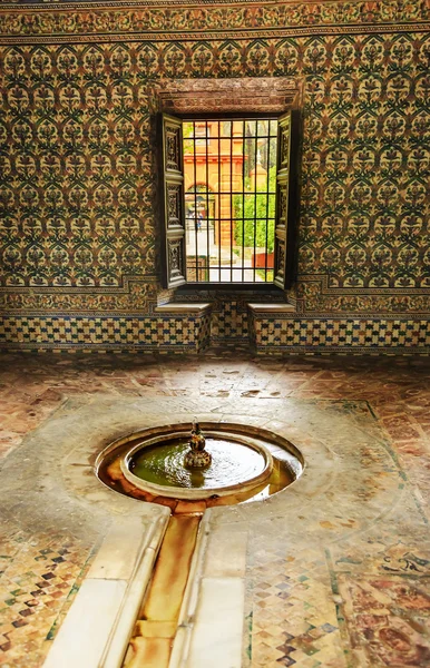 Fontána pavilon zahradní alcazar královský palác Sevilla, Španělsko — Stock fotografie