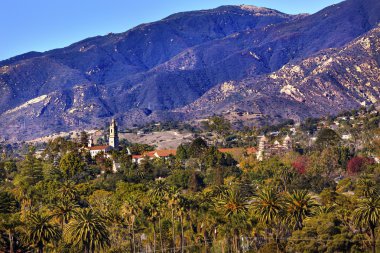 Misyon santa barbara dağlar palmiye ağaçları california 