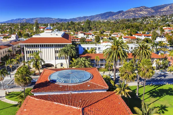 Hof huis Oranje daken gebouwen missie huizen santa barbara — Stockfoto