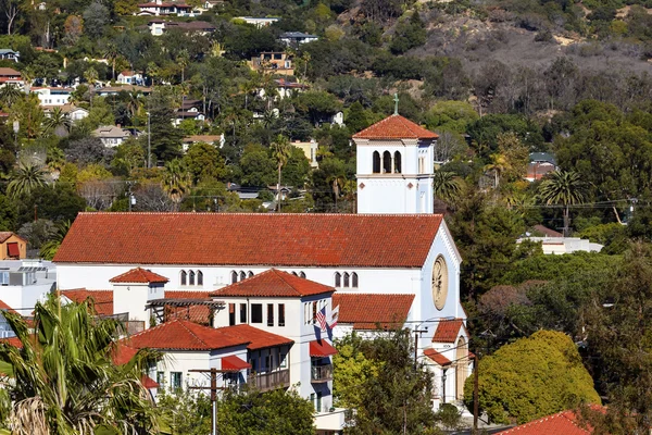 Witte adobe Methodisten Kerk cross santa barbara alifornia — Stockfoto