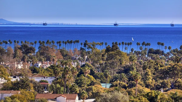 Oljekälla offshore-plattformar hus byggnader Stilla havet santa — Stockfoto