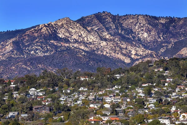 Huizen voorsteden berg santa barbara california — Stockfoto