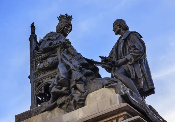 1492 Изабелла со статуей Колумба, построенной в 1892 году в Андалусии — стоковое фото