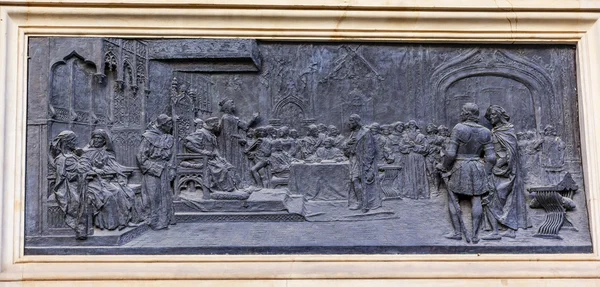 1492 Isabella Ferdinand en la corte con la estatua de Colón construida en 1892 —  Fotos de Stock