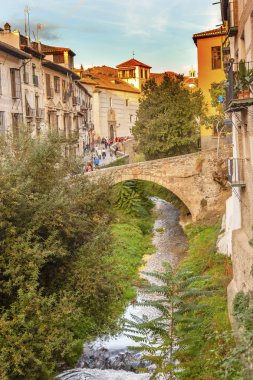 eski bir köprü sokak nehir rio darro albaicin granada andal yürüyüş
