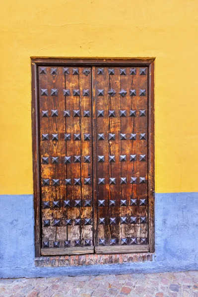 Stare drewniane drzwi spaceru wieczorem ulicy carrera del darro albaici — Stockfoto