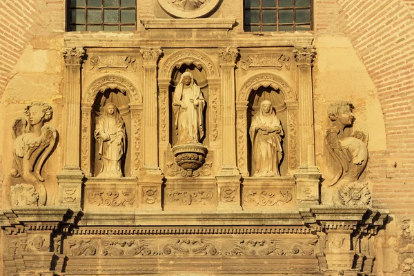 Heykel melekler cephe kilise Iglesia santa anna rio darro GRA — Stok fotoğraf