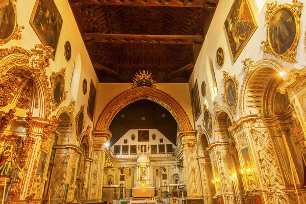 Zdobené zlatými baziliky obrazy kostela iglesia santa Anna ri — Stock fotografie