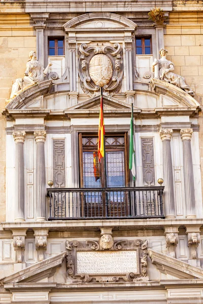 Ornate spagnolo governo edificio finestra cresta bandiere Granada An — Foto Stock