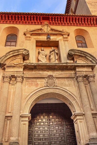 Kościół iglesia durante la eucarista drewniane drzwi peter james stat — Zdjęcie stockowe