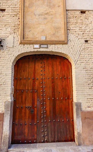 Vecchia porta in legno bianco parete Walking Street sera Carrera Del Da — Foto Stock