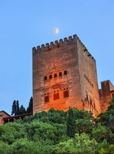 Alhambra tower månen från walking street albaicin granada andalus — Stockfoto