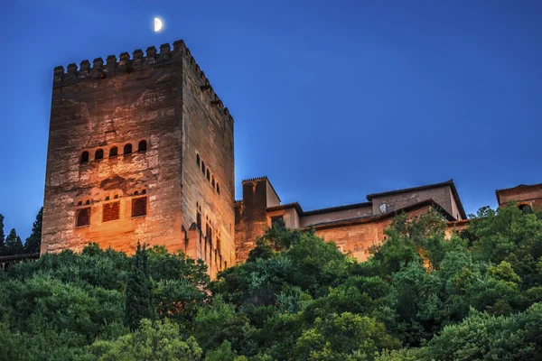 Alhambra turm mond von der fußgängerstraße albaicin granada andalus — Stockfoto