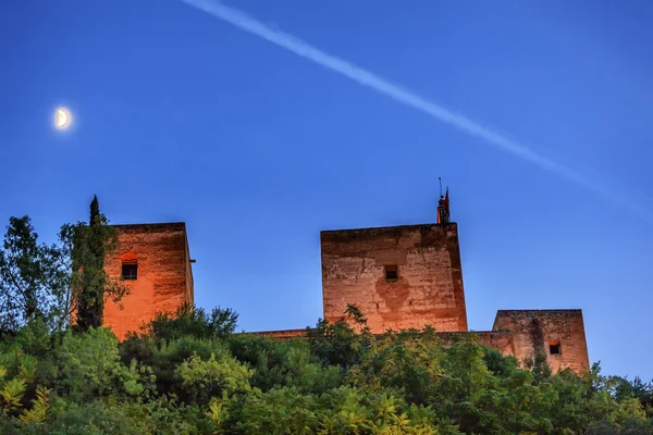 Alhambra towers měsíc od pěší ulice albaicin granada andalu — Stock fotografie