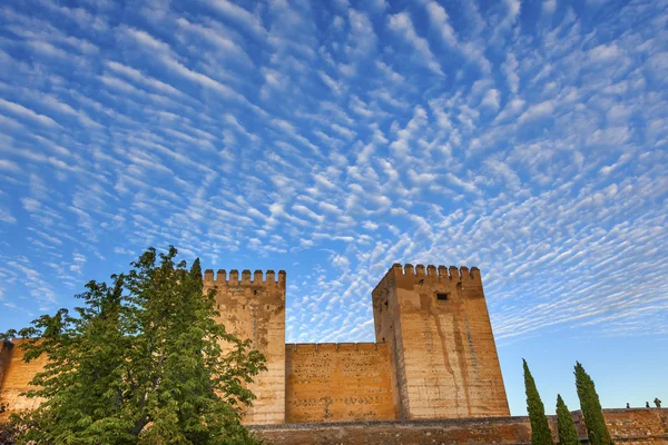 Alhambra kale duvarları sabah gökyüzü granada cityscape Endülüs sp — Stok fotoğraf