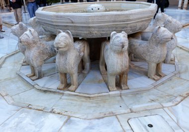 Alhambra Endülüs avlusu aslan heykeli granada andalus çeşme
