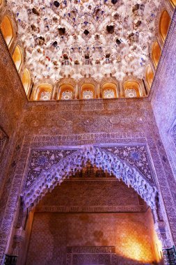 kare kubbeli tavan kemer sala şeklinde de los reyes alhambra moor