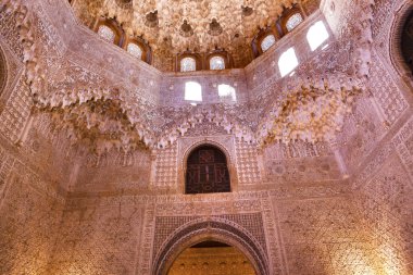 tavan sala de albencerrajes alhambra Mağribi duvar tasarımları kemer
