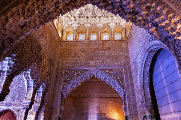 Plein gevormd koepelvormige plafond van de sala de los reyes alhambra ma — Stockfoto