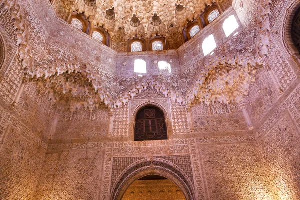 천장 살라 드 albencerrajes 아치 alhambra 무어 벽 디자인 — 스톡 사진