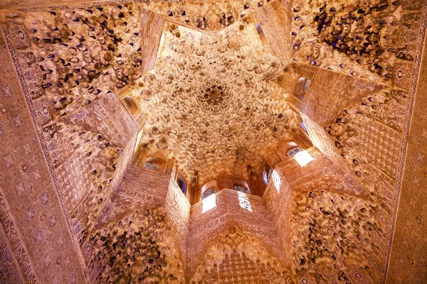 Plafond bombé en forme d'étoile Sala de Albencerrajes Alhambra Maure — Photo