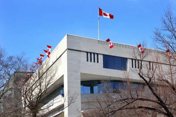 Kanada flaggor ambassaden pennsylvania ave washington dc — Stockfoto
