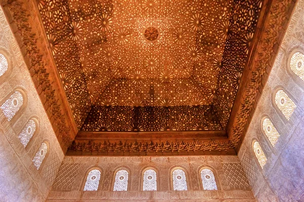 Quadrato a forma di cupola soffitto Alhambra Arco disegni murali moreschi G — Foto Stock