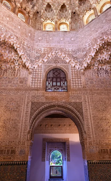 Rond gevormde koepelvormige plafond alhambra boog Moorse muur ontwerpen gr — Stockfoto